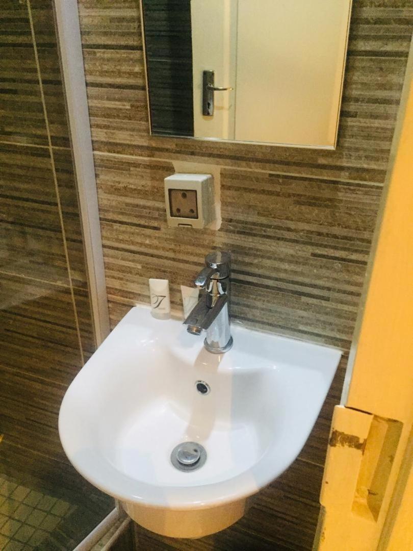 Mathlyn Guesthouse Gaborone Dış mekan fotoğraf